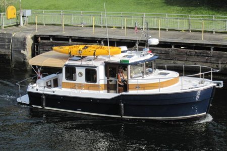 Tim and Kim in their new R-29 entering the locks