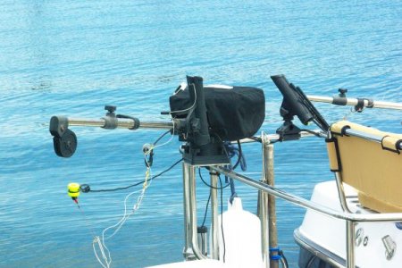Rear downrigger mounted on New rails on swim grid -a