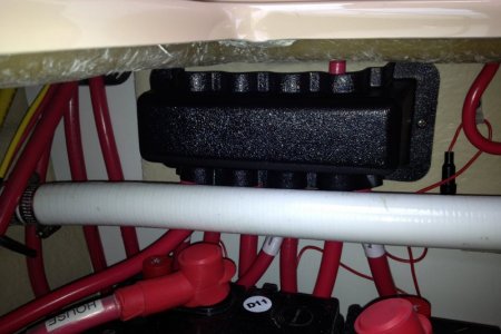House Thruster 12V bus bar installed