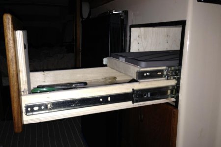 U3. Side view of top drawer(s)