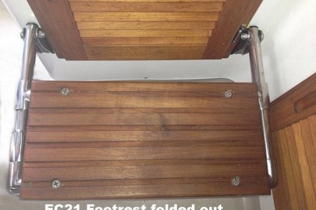 EC21 footrest folded out