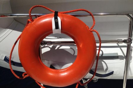 Stored axle doesn't interfere with throwable.