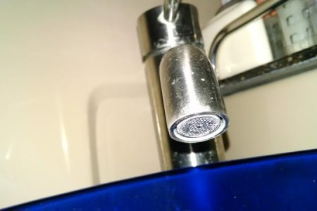 Vessel sink faucet - front