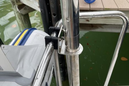 How the mast attaches to the rail