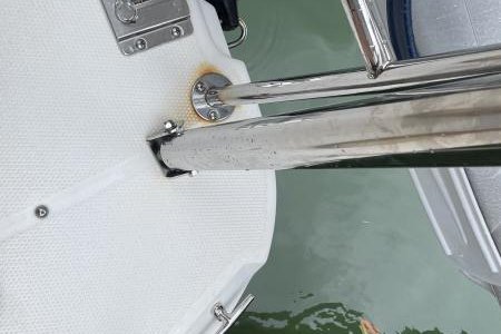 Mast as inserted into base bracket