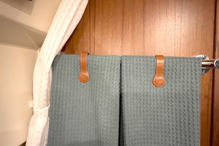 Towel-Magnetic-Clips-in-Head.jpg