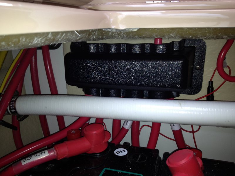House Thruster 12V bus bar installed
