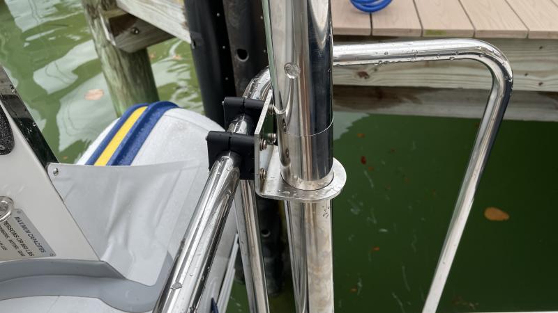 How the mast attaches to the rail