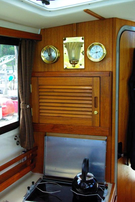 Lockable Cabinet +clock and barometer above (1a)
