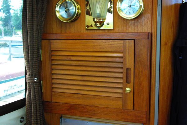Lockable Cabinet +clock and barometer above (2a)