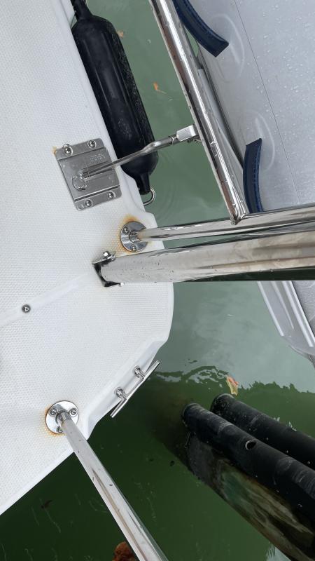 Mast as inserted into base bracket