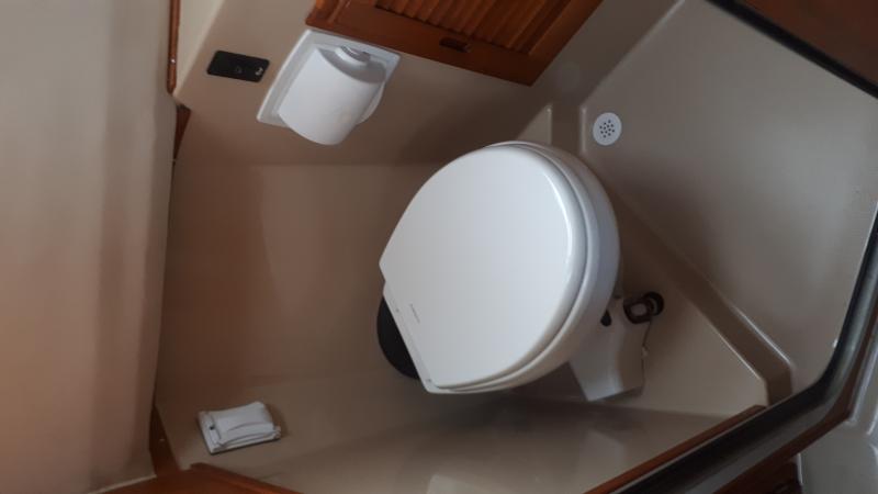 MF 7610 Toilet Lid down