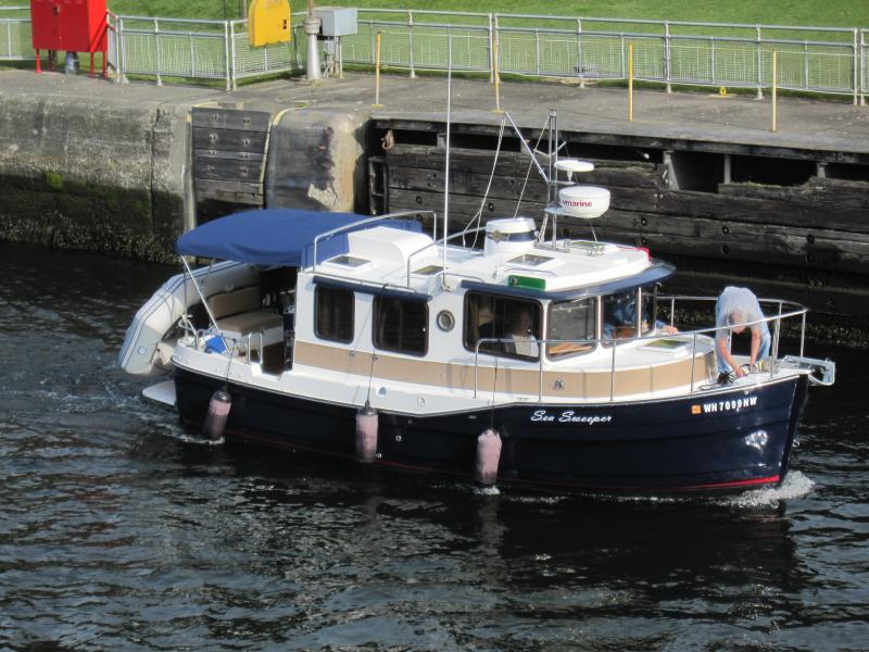 Sea Sweeper entering the locks