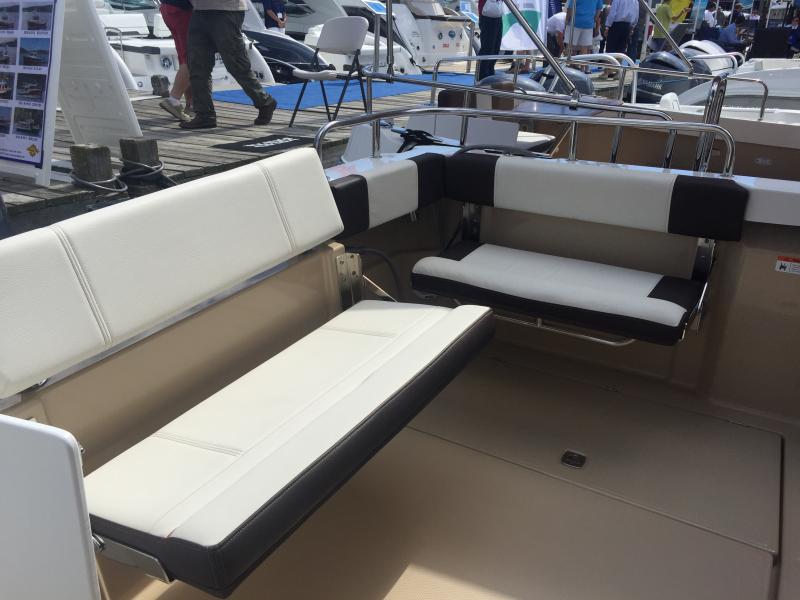 side and rear seat R23