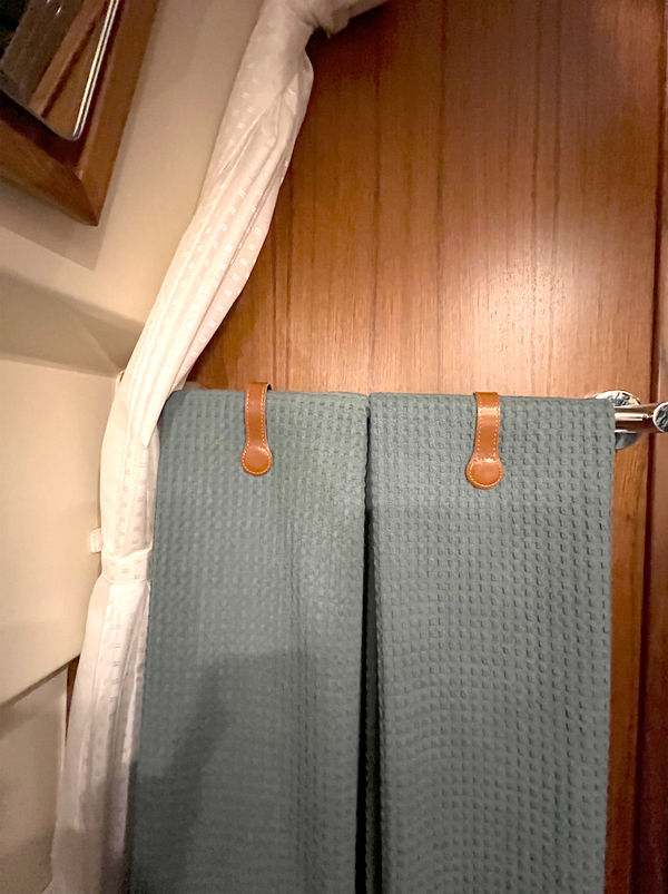 Towel-Magnetic-Clips-in-Head.jpg