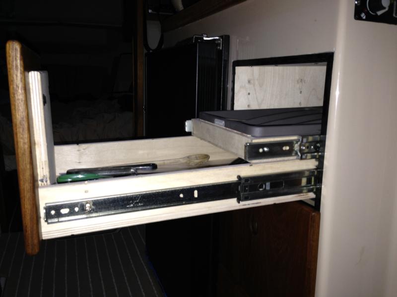 U3. Side view of top drawer(s)